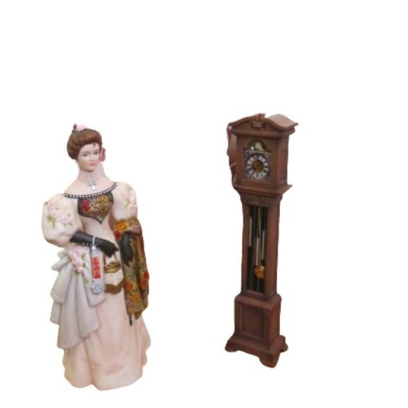 2002 Avon Mrs. ALBEE Award Figurine Protective 3 Domed Porcelain Figurine (2)